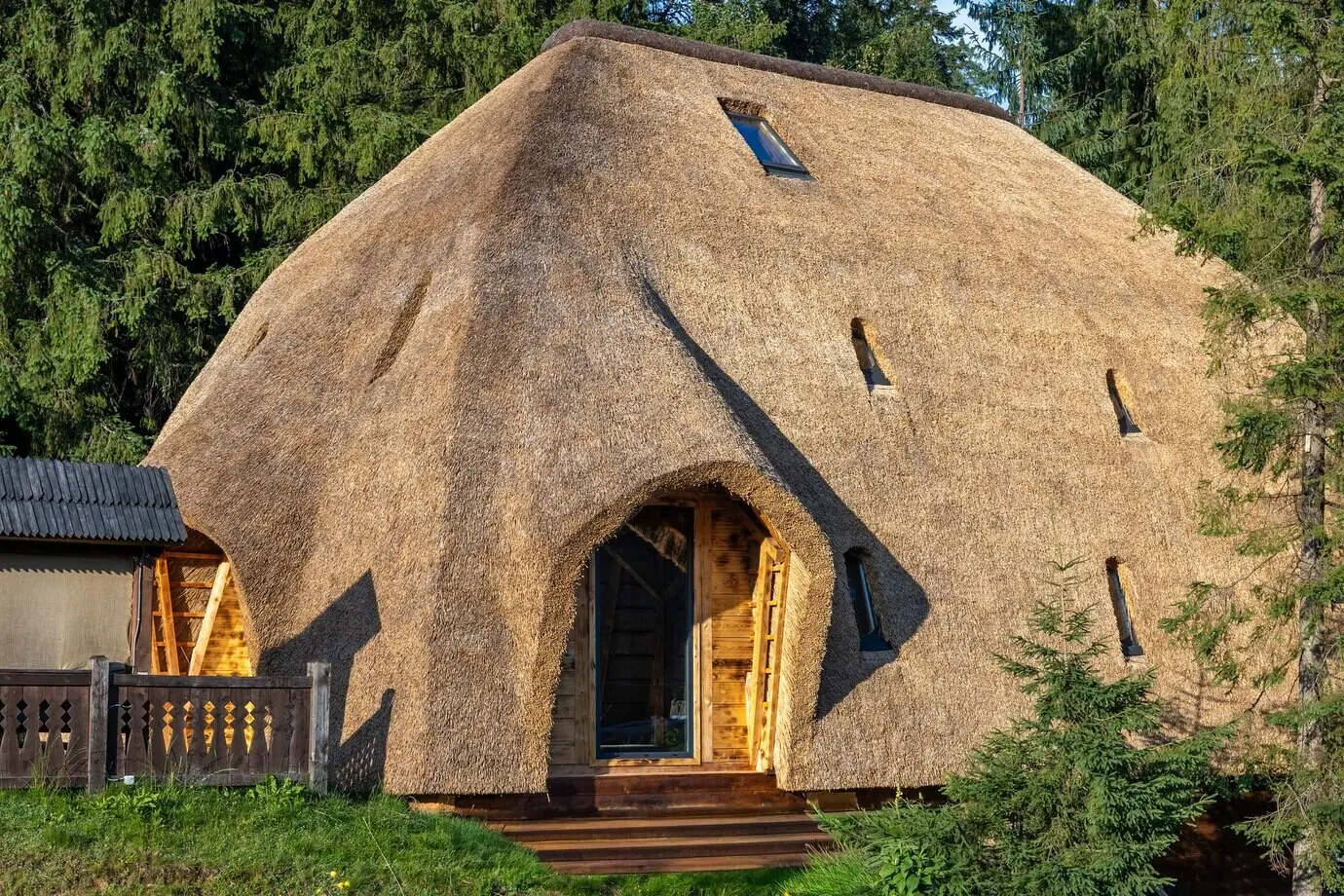 Traditionelles Reetdachhaus als umweltfreundlicher Wohnraum im Wald